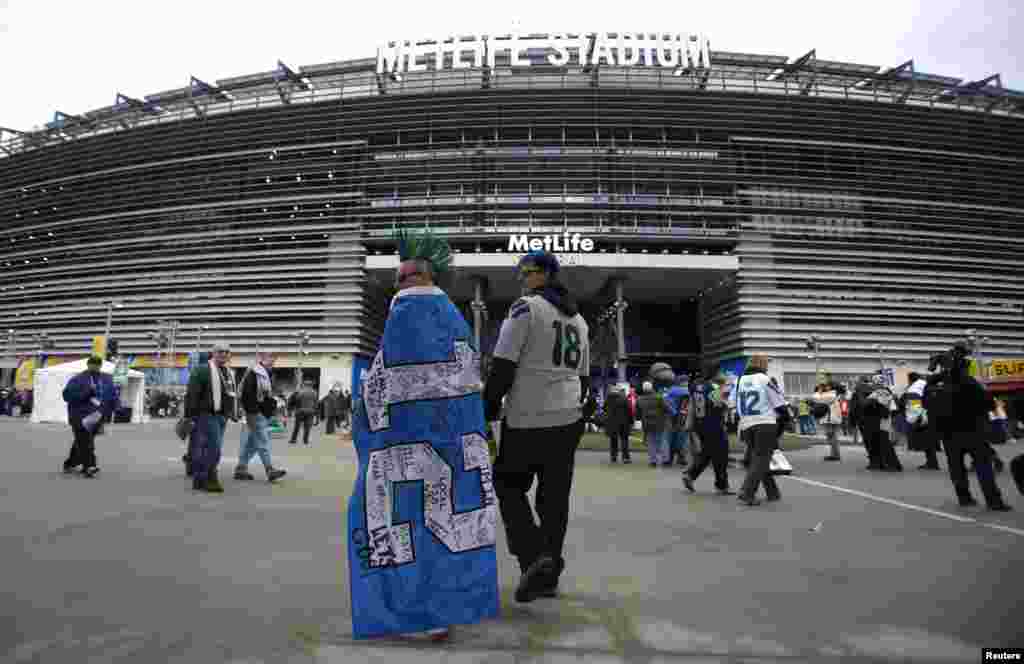 Seattle Seahawks fans walk to the stadium before the start of the NFL Super Bowl XLVIII football game in East Rutherford, New Jersey, Feb. 2, 2014.