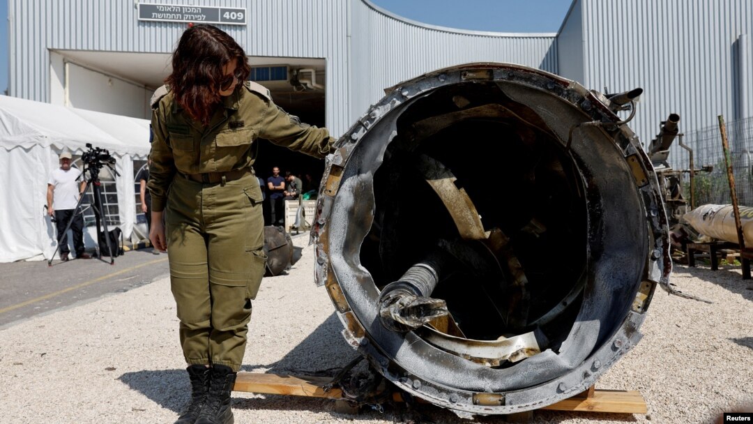 Pripadnica izraelske vojske pored iranske balističke rakete (Foto: REUTERS/Amir Cohen)