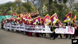 Warga Tibet di pengasingan meneriakkan slogan saat menggelar peringatan pergolakan menentang pemerintahan China di Tibet tahun 1959 yang gagal, di Dharmsala, India (10/3). Polisi India berhasil menggagalkan upaya bunuh diri seorang warga Tibet, Dawa Dhondup yang ikut bergabung dalam peringatan ini.