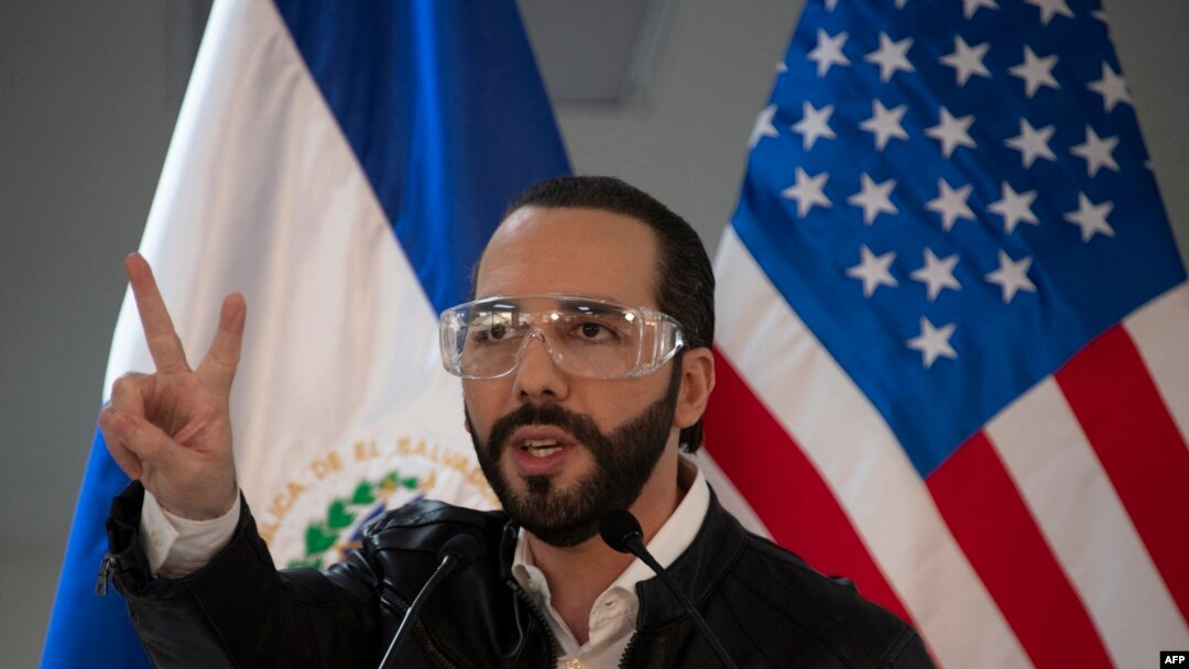 En la foto de archivo tomada el 26 de mayo de 2020, el presidente de El Salvador, Nayib Bukele, habla durante una conferencia de prensa.