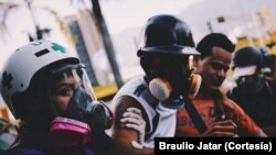 Los integrantes Primeros Auxilios UCV, conocidos como Cascos Blancos en Venezuela desafían la violencia para ayudar a los heridos 