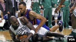 Forward Boston Celtics Kevin Garnett (5) merebut bola dari forward New York Knicks Jared Jeffries pada menit terakhir pertandingan kedua putaran pertama playoff NBA di Boston hari Selasa (19/4).