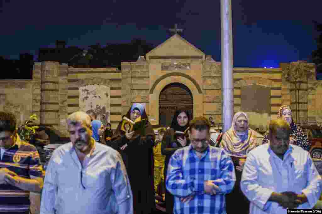 Men and women pray in front of a Catholic cemetery as the mosque wasn’t large enough for all those who came to pray, so men and women extended out into the streets surrounding the mosque in old Cairo, Egypt, June 21, 2017. (Hamada Elrasam/VOA)