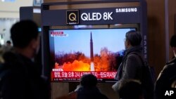 Moun gade yon ekran televizyon kap bay enfomasyon sou lansman misil Kore di No a nan vil Seoul, kapital Kore di Sid, 14 Janvye 2022.
