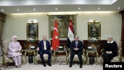 레제프 타이이프 에르도안(왼쪽 두번째) 튀르키예 대통령 내외와 압델 파타 엘시시(오른쪽 두번째) 이집트 대통령 내외가 14일 카이로에서 회동하고 있다. 