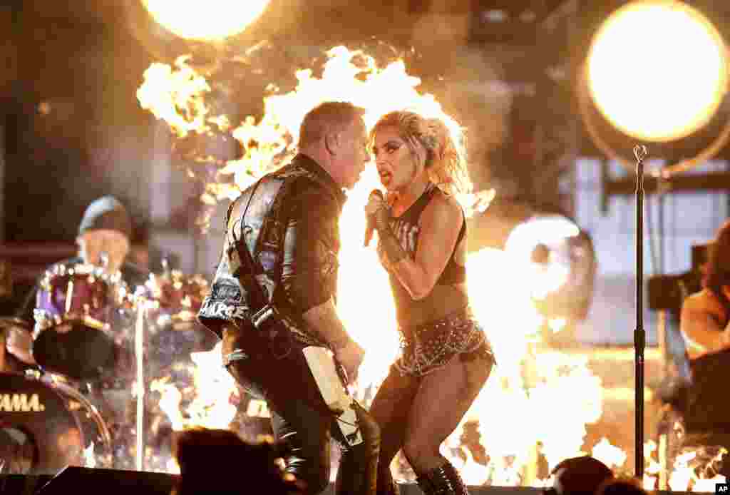 Lady Gaga dan James Hetfield dari Metallica membawakan lagu &quot;Moth Into Flame&quot; pada Grammy Awards ke-59 di Los Angeles (12/2). (Matt Sayles/Invision/AP)