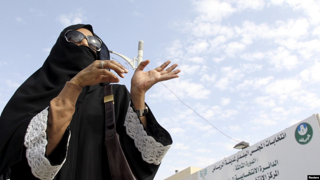 Seorang perempuan Arab Saudi setelah memberikan suaranya.