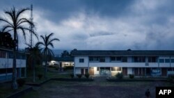 Un étudiant de l'Université de Buea se promène dans la cour du département de chimie, région du Sud-Ouest du Cameroun, le 27 avril 2018.