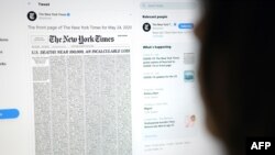 La imagen muestra a una mujer mirando la pantalla de una computadora con un tweet de la cuenta del periódico New York Times que muestra la primera página de la primera edición del 24 de mayo 2020.