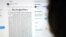 La imagen muestra a una mujer mirando la pantalla de una computadora con un tweet de la cuenta del periódico New York Times que muestra la primera página de la primera edición del 24 de mayo 2020.