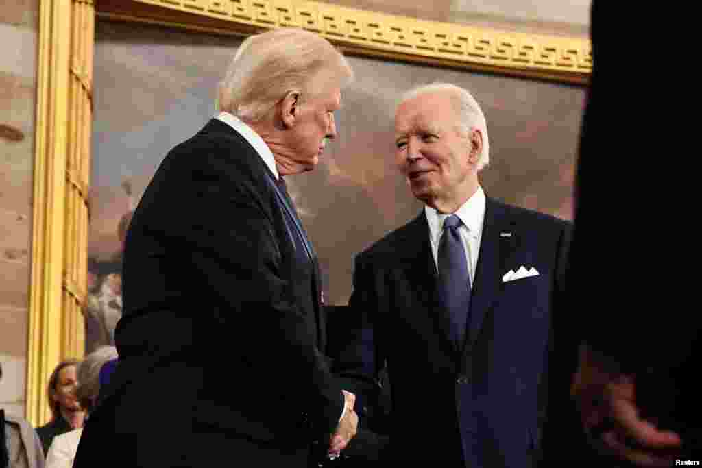 Antes del juramento, Donald Trump y Joe Biden estrecharon la mano. Durante su discurso, el presidente Trump cuestionó duramente el gobierno saliente, encabezado por Biden y Kamala Harris, también presente en la ceremonia.&nbsp;