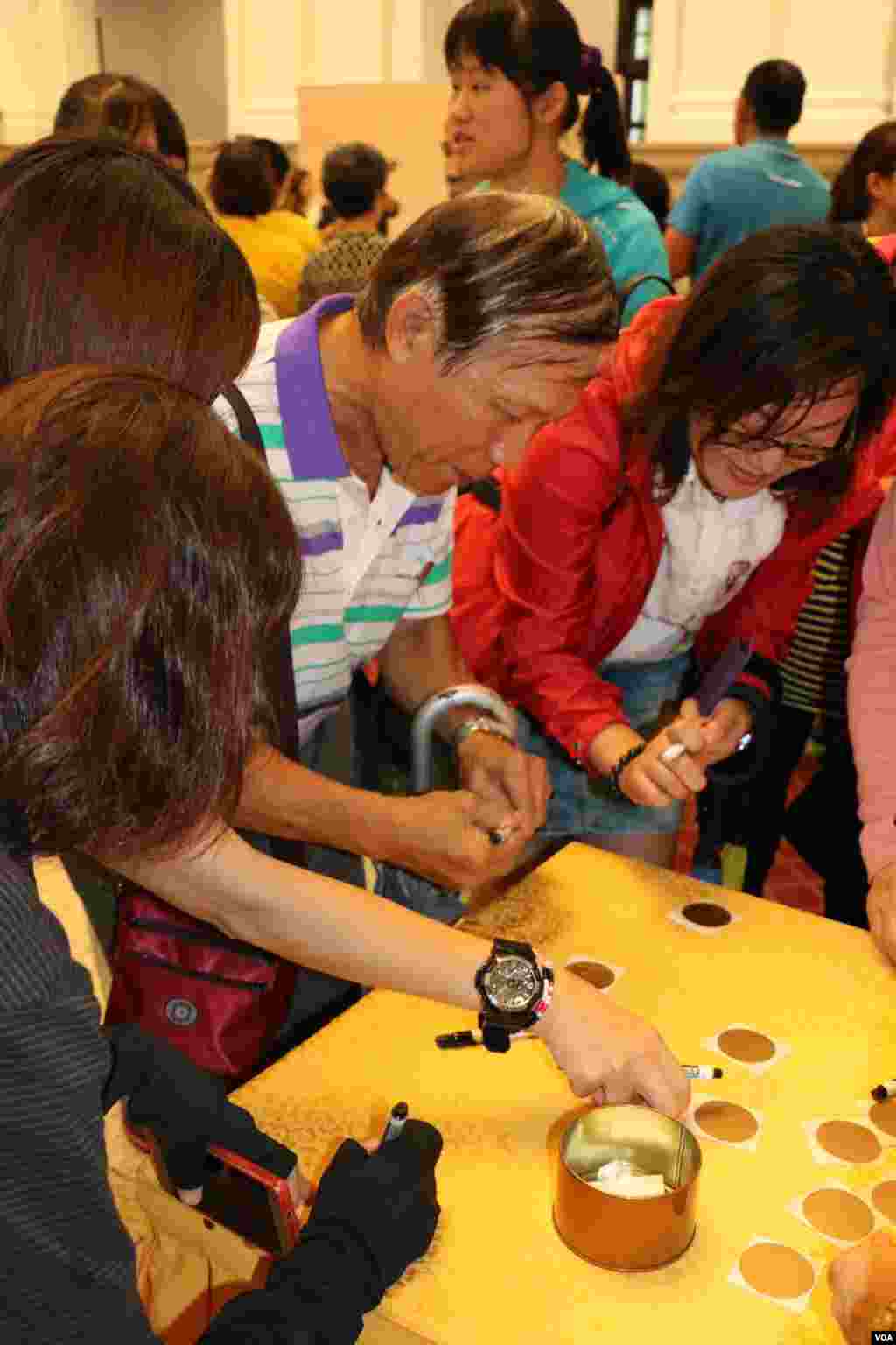 参观民众在贴纸上签名或写下祝福语。（美国之音林枫拍摄）