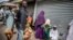 Wani mutum na dauke da kaji na sayarwa a Ghana a watan Ramadan na 2021
