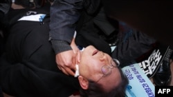 Lider južnokorejske opozicione stranke Lee Jae-myung je pod nadzorom ljekara nakon što je napadnut u Busanu 2. januara 2024.