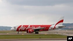 Pesawat AirAsia Airbus A320 di bandar udara internasional di Sepang, Malaysia. (Foto: Dok)