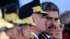 ARCHIVO - El gobernante venezolano Nicolás Maduro habla con su ministro de Defensa, general Vladimir Padrino López, durante un acto en Fuerte Tiuna, Caracas, el 10 de enero de 2025.