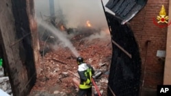 Seorang petugas pemadam kebakaran memadamkan api di Cavallerizza Reale, istal kerajaan bagian dari situs Warisan Dunia UNESCO di pusat kota Turin, Italia, Senin 21 Oktober 2019. (Vigili del Fuoco via AP). 