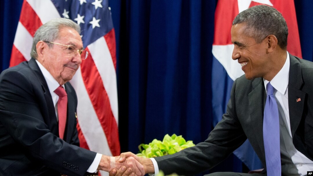 Presiden AS Barack Obama (kanan) ketika bertemu Presiden Kuba Raul Castro di markas PBB di New York, 29 September 2015 (foto: dok).