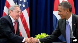 Presiden AS Barack Obama (kanan) ketika bertemu Presiden Kuba Raul Castro di markas PBB di New York, 29 September 2015 (foto: dok).