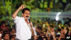 Hunermendê dengxweş Îbrahîm Tatlises di konserteke sala 2008an de li nav hezkirîyên xwe ye