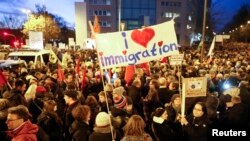 Almanya'da İslam karşıtı PEGIDA grubu, Müslüman toplum tarafından geçtiğimiz günlerde Köln'de protestto edilmişti