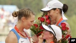 Miembros del equipo de remo de Estados Unidos celebran su medalla de oro, la segunda en esta especialidad.