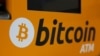 Un logo de Bitcoin en una máquina dispensadora de efectivo en Hong Kong. [Foto de archivo]