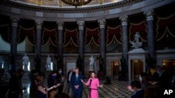 La presidente de la Cámara de Representantes, Nancy Pelosi, y el líder de la minoría demócrata en el Senado Chuck Schumer, conversan con los periodistas tras la última ronda de pláticas con la Casa Blanca sobre un nuevo paquete de alivio económico.