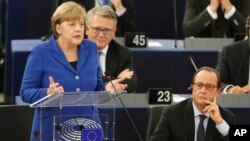 Kanselir Jerman Angela Merkel (kiri) dan Presiden Perancis Francois Hollande memberikan pidato di depan Parlemen Eropa di Strasbourg, Perancis hari Rabu (7/10).