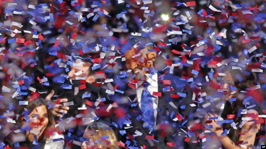 Obama tersenyum dibalik tebaran confetti setelah menyampaikan pidato kemenangannya di depanp ara pendukungnya di Chicago, Rabu dini hari (7/11/2012)