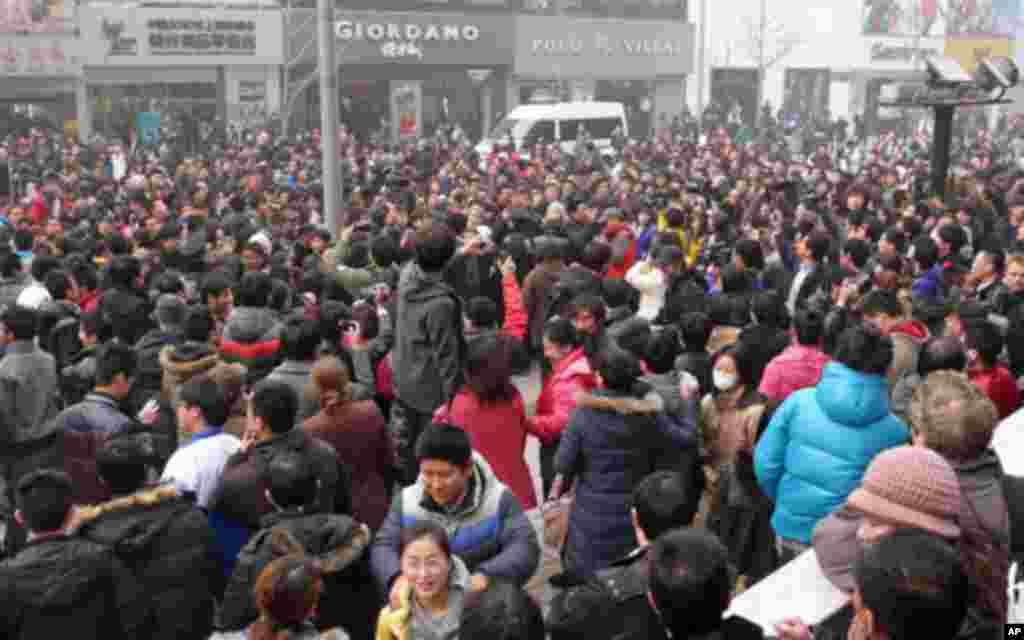 星期天下午聚集在北京王府井麦当劳快餐店门前的人群