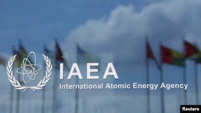 Nembo ya Wakala wa Kimataifa wa Nishati ya Atomiki (IAEA) ikionyeshwa katika makao makuu ya shirika hilo siku ya ufunguzi wa mkutano wa robo mwaka wa Bodi yake ya Magavana ya mataifa 35 mjini Vienna, Austria, Juni 3, 2024. REUTERS.
