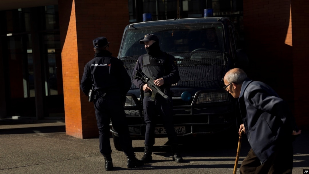 Polisi anti teror Spanyol melakukan penjagaan di stasiun kereta Atocha di Madrid (foto: dok). Polisi Spanyol telah menahan puluhan tersangka militan dalam beberapa tahun terakhir.