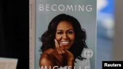 La autobiografía de Michelle Obama, "Becoming", alcanzó los dos millones de copias vendidas, a un ritmo que es poco común en una autobiografía política. 