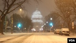 Jalanan di dekat gedung Capitol di Washington DC diselimuti salju hari Jumat malam (22/1) dan diperkirakan lapisan salju bisa setebal 71 sentimeter akhir pekan ini (foto: dok).