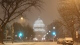 Osvijetljena kupola zgrade Kongresa, Capitol, vidljiva je kroz snježni blizard sa križanja 3. ulice i ulice E u sjeveroistočnom Washington. (P. Datcher/VOA)