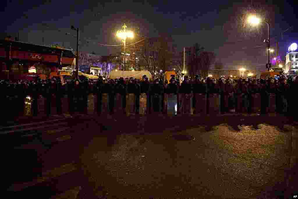 Huge numbers of riot police gathered near Pushkin Square. By evening's end 600 protesters were arrested in Moscow and St. Petersburg, March 5, 2012, (VOA - Y. Weeks).