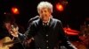 Akhirnya Bob Dylan Terima Hadiah Nobelnya