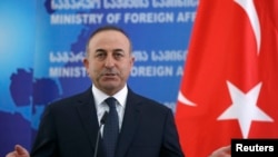 Le Ministre des Affaires étrangères de la Turquie Mevlut Cavusoglu lors d'une conférence de presse à Tbilissi, en Géorgie, le 17 février, 2016.