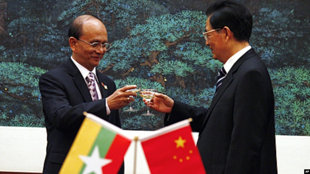 Burma's new civilian president, Thein Sein (L), shares a toast with Chinese President Hu Jintao after a signing ceremony in the Great Hall of the People in Beijing, (File).