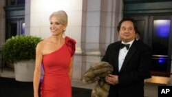 La conseillère du président Donald Trump, Kellyanne Conway, accompagnée de son mari, George, le 19 janvier 2017. (AP Photo/Matt Rourke) 