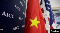 지난 2019년 5월 중국 베이징에서 열린 국제무역박람회에 미국 성조기와 중국 오성홍기가 나란히 걸려있다.