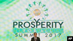 ທ່ານປຣະຢຸດ ຈັນໂອຊາ ສະແດງທ່າທາງ ໃນຂະນະທີ່ທ່ານກ່າວຄໍາປາໄສ ທີ່ກອງປະຊຸມສຸດຍອດ ກ່ຽວກັບ "ຄວາມຮັ່ງມີສໍາລັບທຸກຄົນ” ຊຶ່ງເປັນກອງປະຊຸມຈັດຂຶ້ນ ໃນຂະນະດຽວກັບ ກອງປະຊຸມສຸດຍອດອາຊ່ຽນ ຄັ້ງທີ່ 30 ທີ່ຈັດຂຶ້ນໃນວັນທີ 28 ເມສາ, 2017 ທີ່ນະຄອນມະນີລາ. 