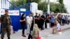 突尼斯选民在投票站外排队 （美联社照片）