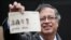 Gustavo Petro muestra una papeleta de votación antes de emitir su voto, en un centro de votación de Bogotá, el 19 de junio de 2022.