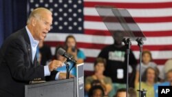 El vicepresidente Joe Biden habla durante una parada en la escuela primaria Spiller, en Wytheville, Virginia, el 14 de agosto de 2012.