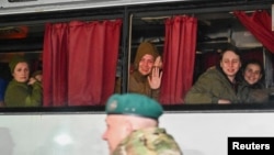 Українські жінки-військовополонені прибувають у Запоріжжя після обміну. Фото Reuters