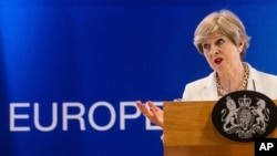 PM Inggris, Theresa May, berbicara pada konferensi pers di pertemuan puncak Uni Eropa di Brussels, Jum’at, 23 Juni 2017 (foto: AP Photo/Geert Vanden Wijngaert)