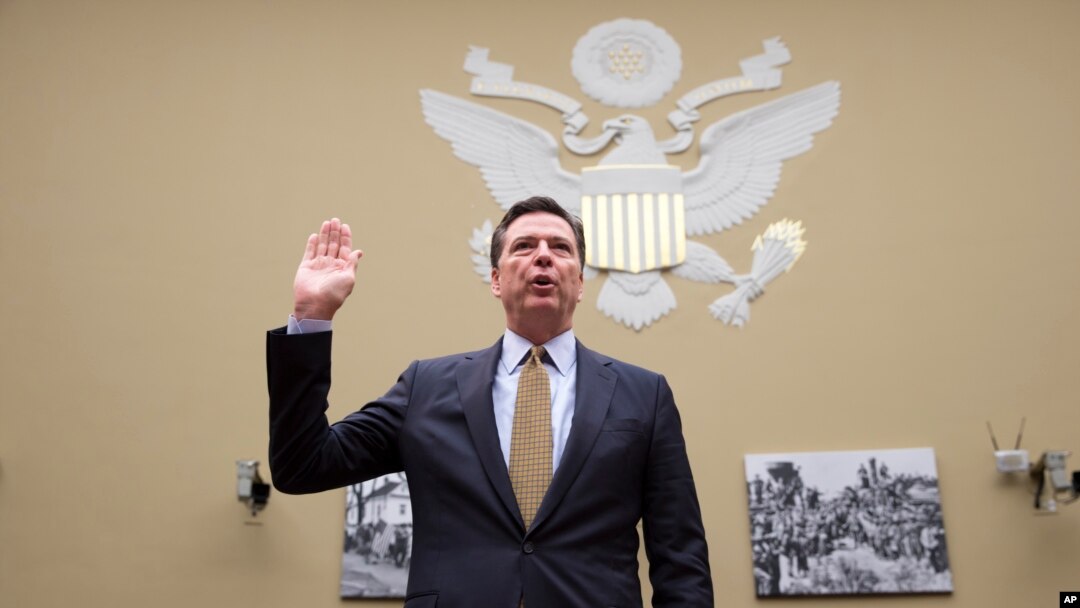 Direktur FBI James Comey bersumpah sebelum bersaksi di Capitol Hill, Washington, Juli 2016.