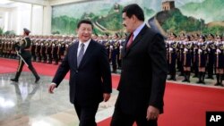 El presidente de Venezuela, Nicolás Maduro (izquierda), busca ayuda económica en el gobierno de Xi Jinping, para enfrentar la crisis que vive su país ante la caída de los precios del petróleo.